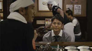 リクナビNEXT、妻夫木聡がラーメン店と空港で転職サイトについて問われるTVCMとメイキングを公開