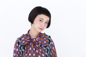 謎の美女は前髪 切りすぎてない 三戸なつめ 話題のワイヤレスヘッドホンのムービー公開 ナビコン ニュース 謎の美女は前髪 切りすぎてない 三戸なつめ 話題のワイヤレスヘッドホンのムービー公開 ナビコン ニュース