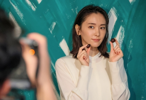 新品、未開封　新垣結衣　アーモンド・マカダミアどっち派　特大ポスター 新品、未開封 新垣結衣 アーモンド・マカダミアどっち派 特大