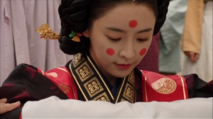 韓国の伝統的な婚礼衣装 ほっぺ の赤い丸の意味は 芸人 ハマカーンが伝統的な結婚式を動画で紹介 ナビコン ニュース