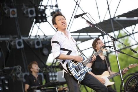 布袋寅泰、BOØWY～COMPLEXを含むベスト選曲の故郷・高崎での野外フリー