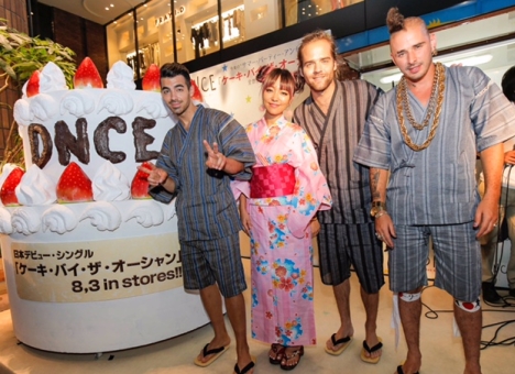 Dnce 渋谷に出現した巨大ケーキ前で甚平 浴衣でファンと記念撮影 限定ライヴ サイン会レポート Mv ナビコン ニュース