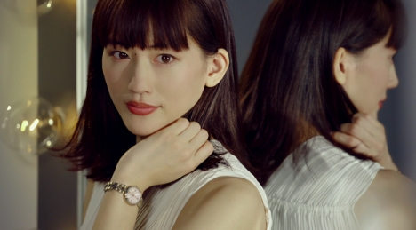 綾瀬はるか、理想の“大人な女性”に変身！セイコー ルキア新動画と