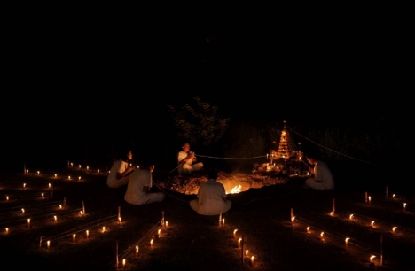タイ・韓国合作ホラー映画『女神の継承』観客を別世界に導く祈祷師たちの儀式シーンのメイキング映像解禁